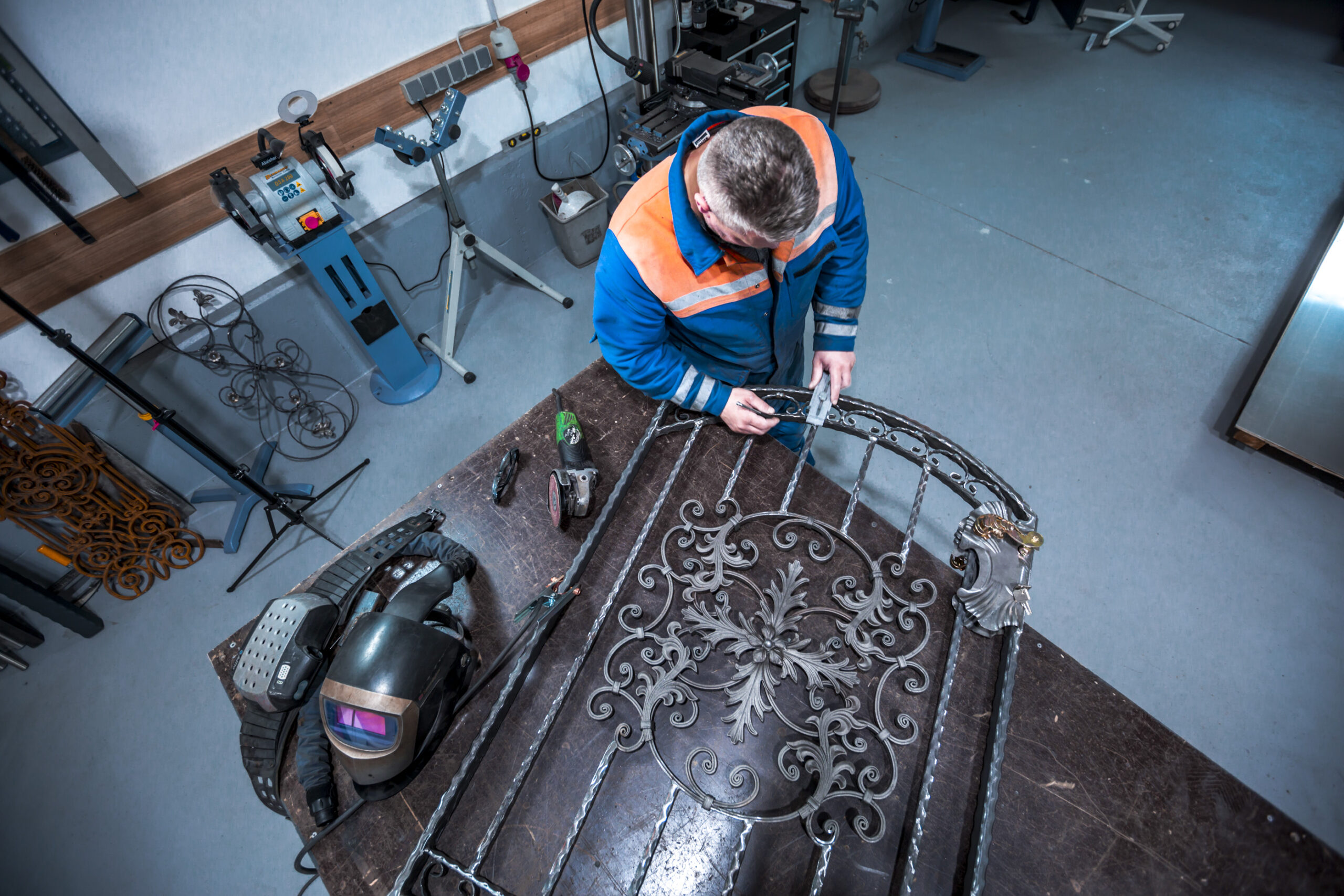 Metallbauer bei Schlosserarbeiten in der Werkstatt