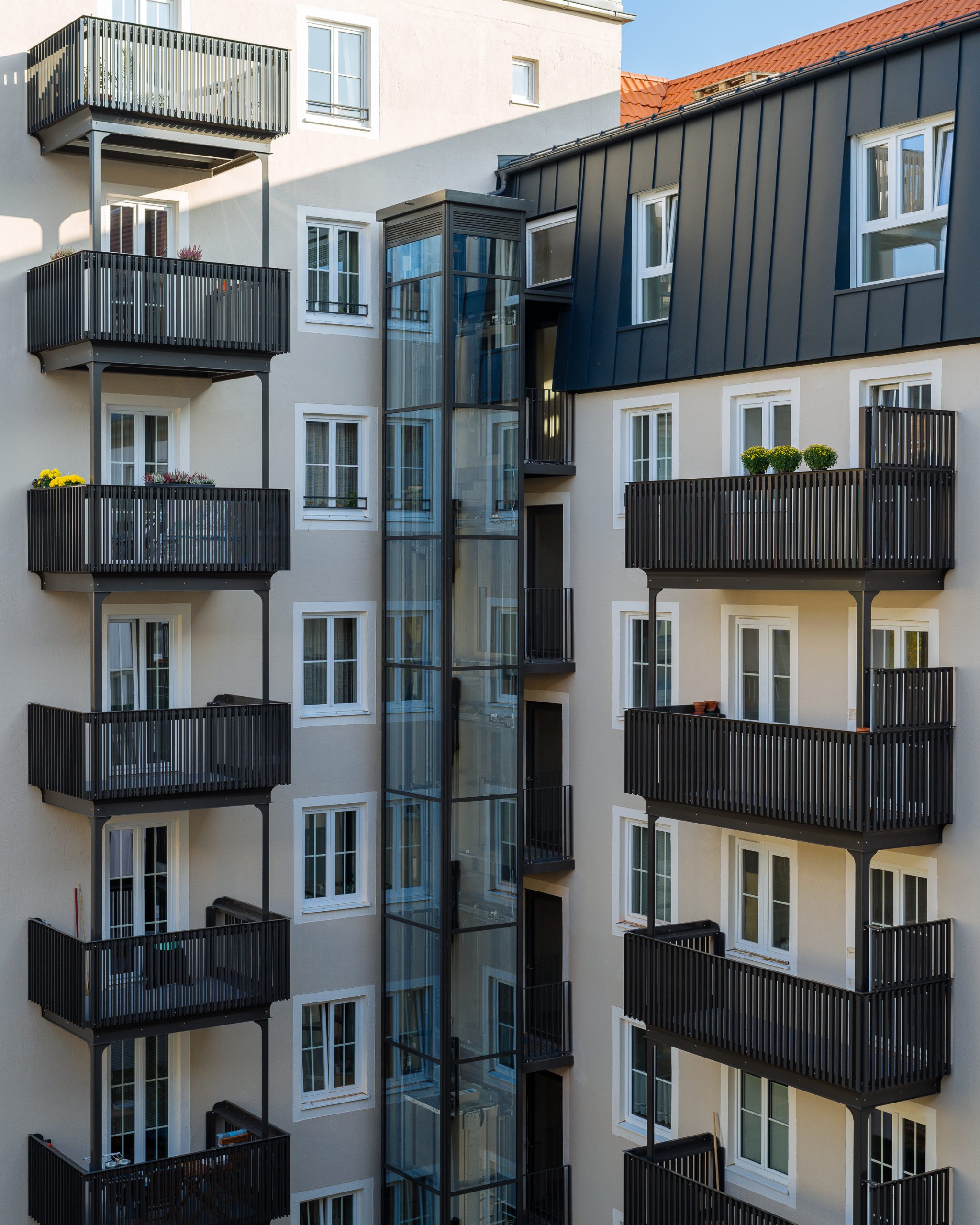 Balkonanlage mit Metallgeländern an einem Wohngebäude