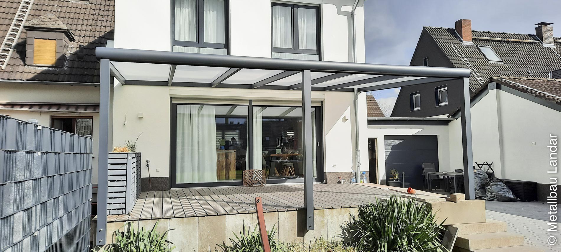 Terrassenüberdachung aus Metall mit Glasdach