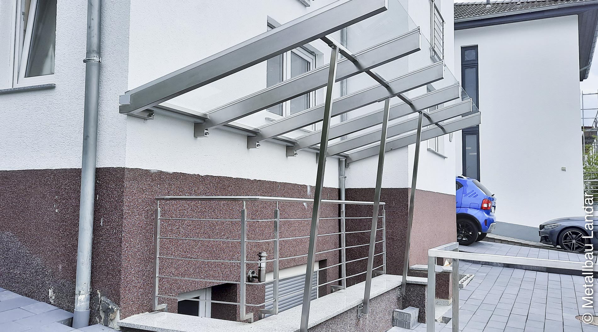 Eingangsvordach aus Metall über einer Haustür
