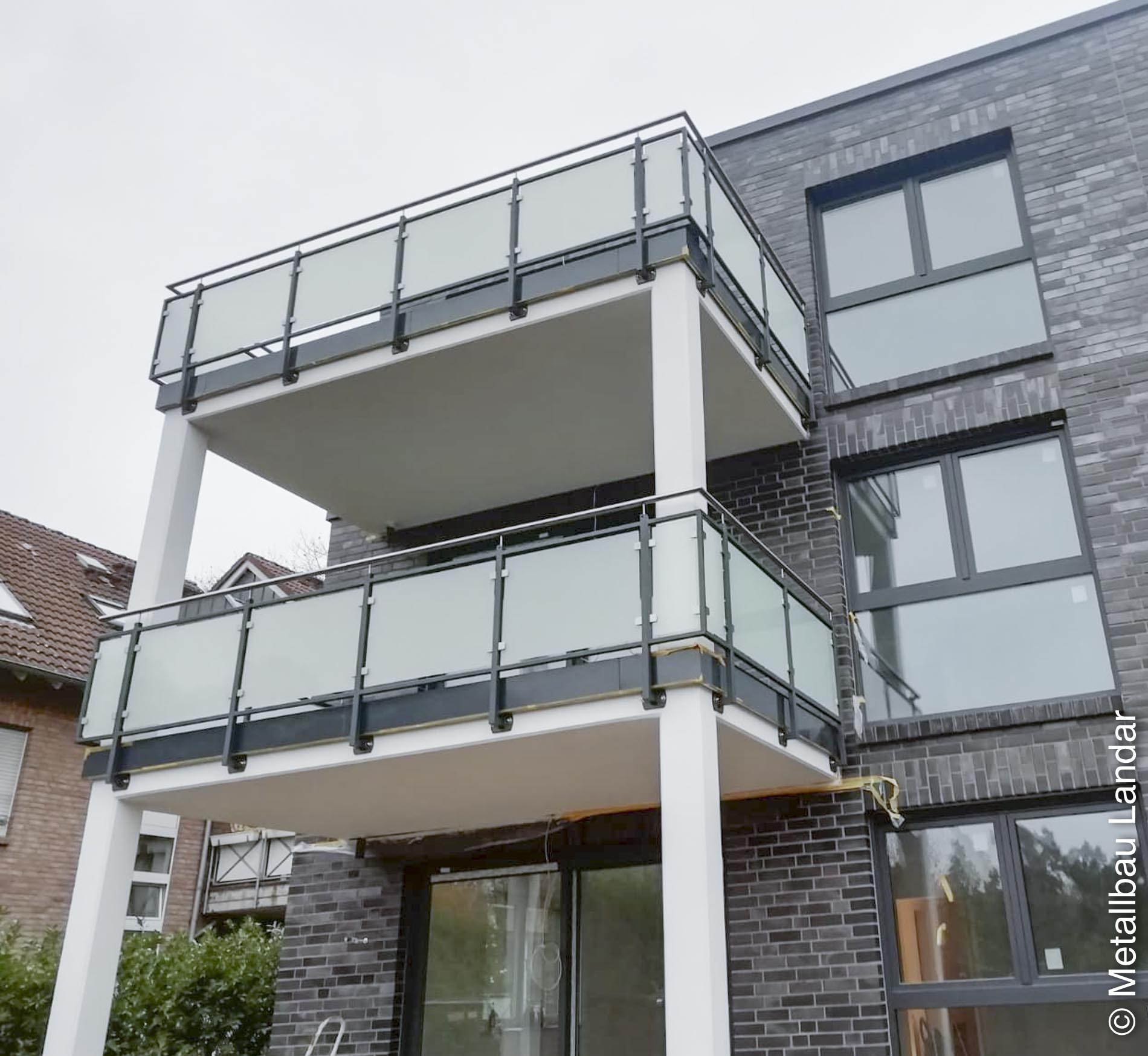 Geländer mit Glasfüllung an einem Wohnhaus